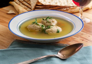 Lezzetli Matzoh çorbası, kraker ve şarap.