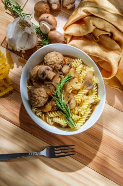 Köfteli ve mantarlı, güneşli bir rotini stroganoff.