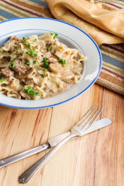 Erişteli kremalı biftek ve mantarlı stroganof.