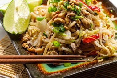 Otantik mutfak Tayland mutfağı tavuklu erişteli kırmızı biberli fasulye filizi ve limonlu garnitür.