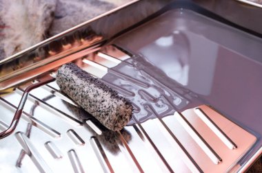 Tepsi silindirli ve gri yağlı boyalı sıkıntılı muşamba.