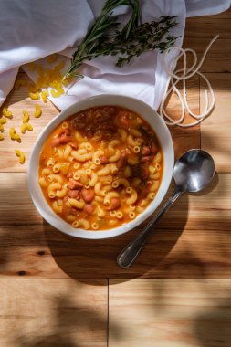 Geleneksel İtalyan köylü fasulye çorbası, makarna ve glütensiz makarna.