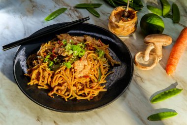 Baharatlı Tayland tavuğu fıstık ezmeli lo mein şehriyeli susam tohumlu