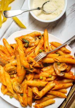 Kremalı votka soslu makarna, mantar bezelye ve ıspanak.