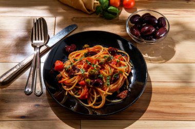 Lezzetli İtalyan spagettisi alla puttanesca Kalamata zeytinleri ve kapari ile
