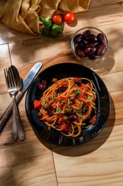 Lezzetli İtalyan spagettisi alla puttanesca Kalamata zeytinleri ve kapari ile