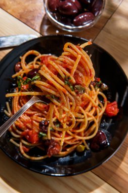 Lezzetli İtalyan spagettisi alla puttanesca Kalamata zeytinleri ve kapari ile