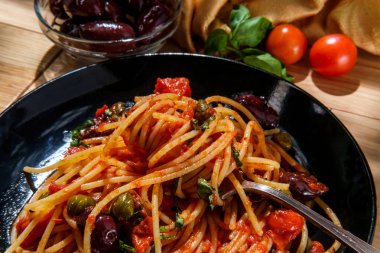 Lezzetli İtalyan spagettisi alla puttanesca Kalamata zeytinleri ve kapari ile