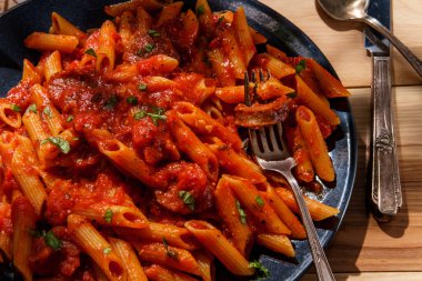 İtalyan sosisli baharatlı arrabbiata domates soslu İtalyan makarna.