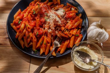 Baharatlı arrabbiata domates soslu İtalyan soslu glütensiz makarna.