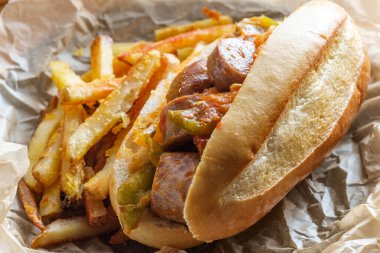 Kızarmış sosisli soğan, kırmızı yeşil ve sarı dolmalık biberli sandviç.