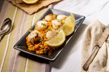 Limonlu baharatlı İspanyol pilavı.