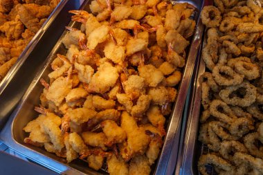 Büfede büyük bir patlamış mısır yığını. 