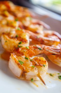 Maydanozlu taze ızgara karides kebabı.