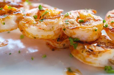 Maydanozlu taze ızgara karides kebabı.