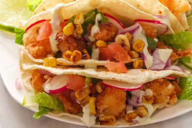 Çıtır çıtır karides ve pirinçli taco.