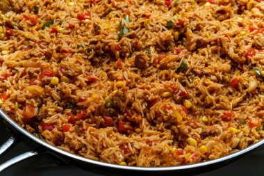 Sosisli, biberli, mısırlı ve yeşil zeytinli İspanyol pirinci.