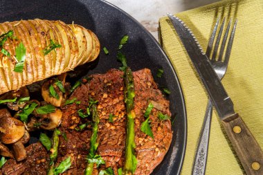 Patatesli sığır filetosu. A la hasselbacken mantar ve kuşkonmaz.