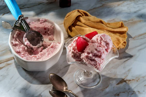 Three Scoops Homemade Strawberry Icecream Summer Sunlight — Stock Photo, Image