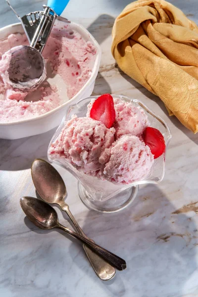 Drei Kugeln Hausgemachtes Erdbeereis Der Sommersonne — Stockfoto