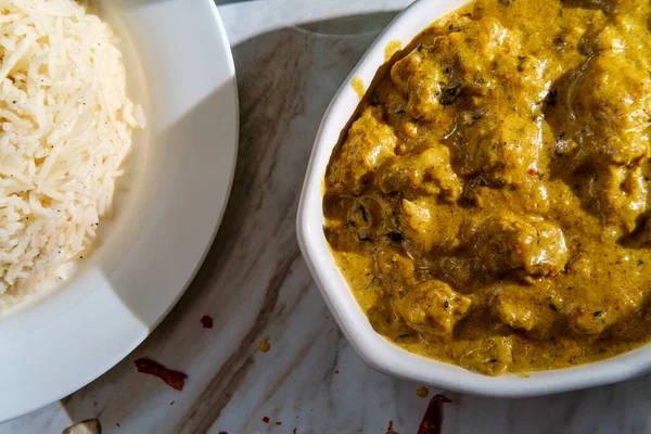 Authentisches Indisches Korma Curry Dinner Mit Mandelhuhn Mit Basmatireis Und — Stockfoto