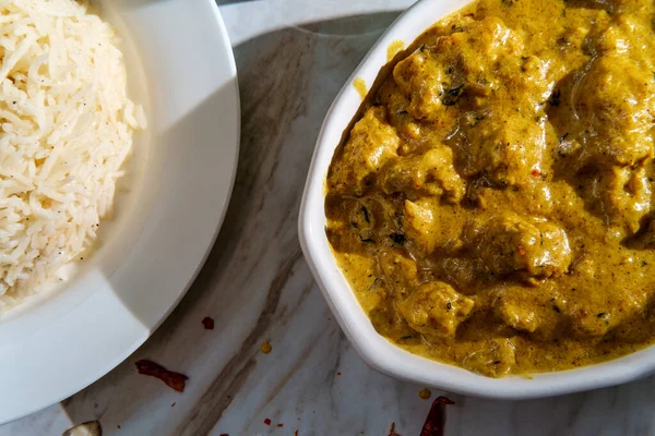 Autêntico Jantar Caril Korma Frango Amêndoa Indiano Com Arroz Basmati — Fotografia de Stock