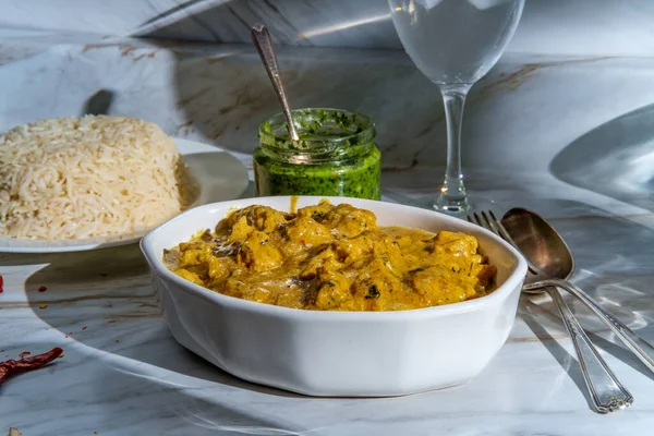 Autêntico Jantar Caril Korma Frango Amêndoa Indiano Com Arroz Basmati — Fotografia de Stock