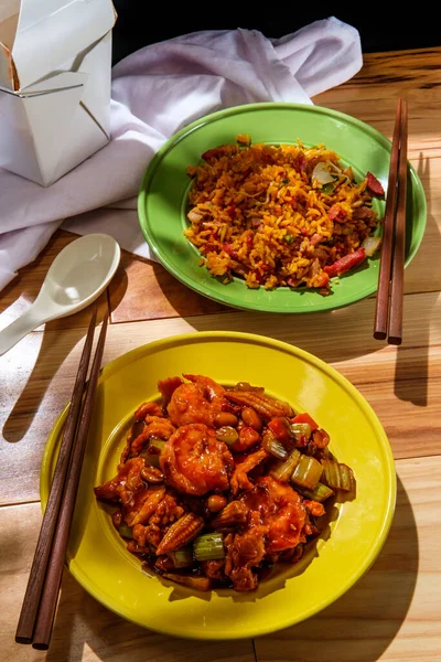 Comida Para Llevar Pollo Chino Kung Pao Camarones Con Cacahuetes — Foto de Stock