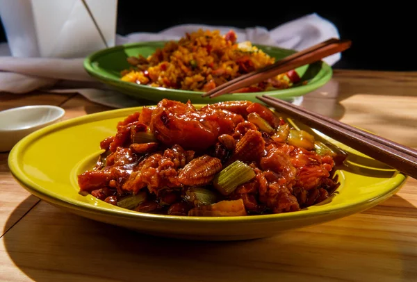 外卖中国宫保鸡虾仁 配上花生和猪肉炒饭 — 图库照片