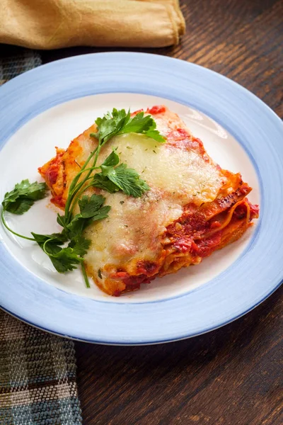 Lasagne Formaggio Italiano Fatte Casa Sul Tavolo Cucina Legno — Foto Stock