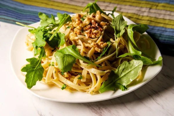 Fettuccine Vegetariane Con Noci Rucola Salsa Aglio Dolce Vino Bianco — Foto Stock