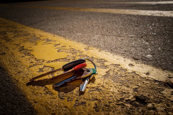 Lost Car Keys Distressed Road Painted Yellow Lines — Stock Photo, Image