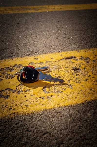 Lost Car Keys Distressed Road Painted Yellow Lines — Stock Photo, Image