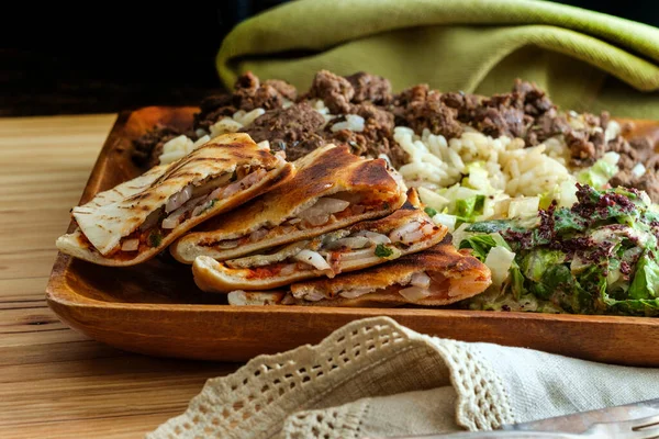 Auténtica Bandeja Shawarma Ternera Oriente Medio Con Ara Yes Vegetales — Foto de Stock