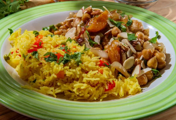 Masakan Maroko Paha Ayam Dalam Sebuah Kurma Kacang Arab Pedas — Stok Foto