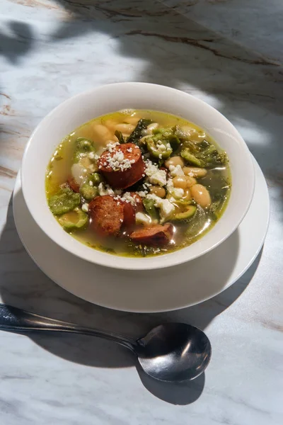 Méditerranéen Vert Castelvetrano Escarole Navy Haricot Saucisse Soupe — Photo