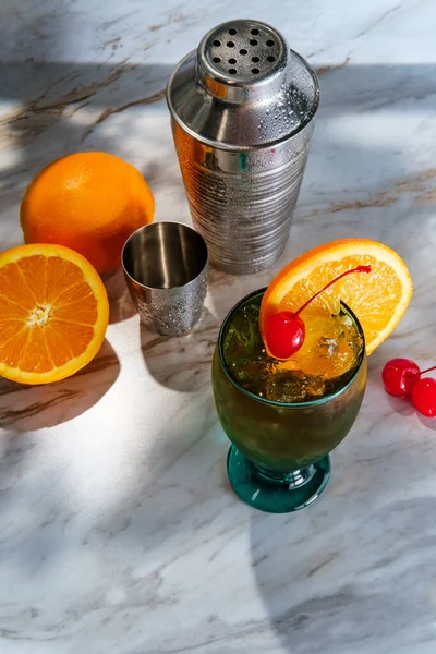 Altmodischer Whiskey Cocktail Mit Orangenscheibe Und Maraschino Kirsche — Stockfoto