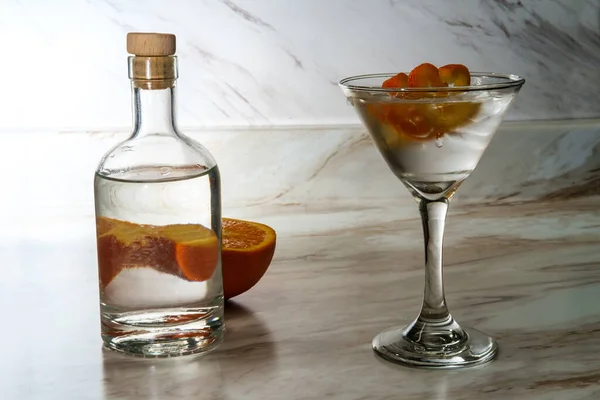 Gin Martini Auf Den Felsen Mit Orangenschale Und Flasche Hintergrund — Stockfoto