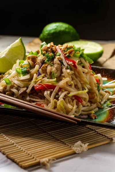 Almohadilla Cocina Auténtica Tailandesa Con Fideos Arroz Pollo Pimientos Rojos — Foto de Stock