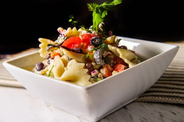 Verse Mexicaanse Zwarte Bonen Pasta Salade Met Koriander Maïs Tomaten — Stockfoto