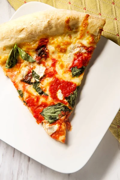 Großes Stück New Yorker Margherita Pizza — Stockfoto