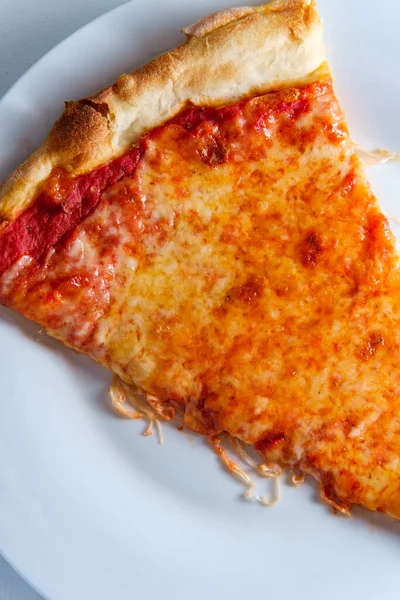 New York Stílusú Sima Szelet Sajtos Pizza — Stock Fotó