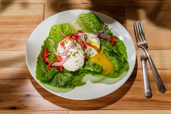 Huevos Escalfados Con Yema Líquida Cama Lechuga Romana Rematada Con —  Fotos de Stock