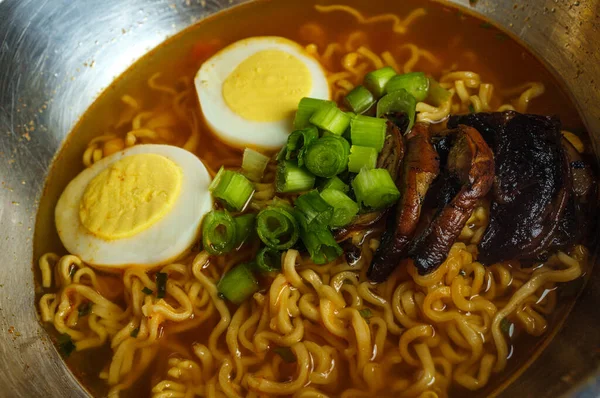 Cuisine Coréenne Soupe Nouilles Ramen Aux Champignons Œufs Durs — Photo