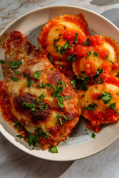 Italienisches Hühnchen Parmigiana Dinner Mit Ravioli Und Rosa Limette — Stockfoto