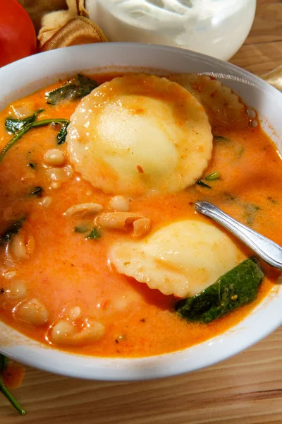 Cremosa Sopa Ravioles Queso Italiano Con Frijoles Cannellini Espinacas —  Fotos de Stock