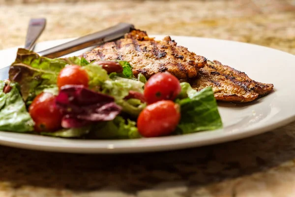 Marinated Grilled Salmon Fillet Fresh Garden Salad — Stock Photo, Image