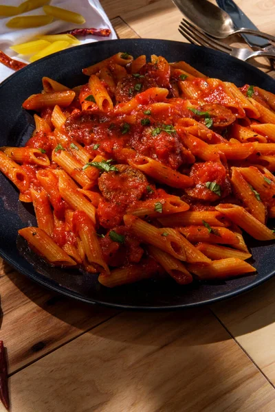 Włoski Makaron Penne Ostrym Sosie Pomidorowym Arrabbiata Włoską Kiełbasą — Zdjęcie stockowe