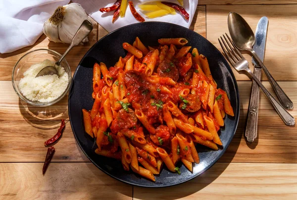 Glutenfreie Penne Pasta Pikanter Arrabbiata Tomatensauce Mit Italienischer Wurst — Stockfoto