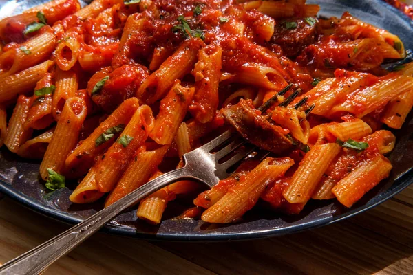 Macarrão Penne Italiano Molho Tomate Arrabbiata Picante Com Salsicha Italiana — Fotografia de Stock